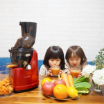 今日も朝から娘たちはオンラインで数時間習い事を。まだ自分でスムーズにミュートの作業をしたりコメントを書いたりできないので、結局ママも隣でテレワークをしながらべったりサポート。コロナ&hellip;のInstagram画像