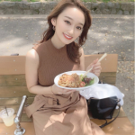 🐕*テイクアウト。焼きそばって圧倒的に映えない♡笑*one-piece&hellip; @snidel_official shoes&hellip; @joywalker_official *#tak&hellip;のInstagram画像