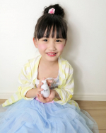 シミの素を絶つ薬用美白オイルを使ってみました💓娘が手にしているのがその商品です！娘ではなくて私が使っています😊大人用です★**子どもが持ってもわかるように手のひらサイズのコ&hellip;のInstagram画像