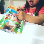 .娘が口開けて必死になってるのはユーワさんの【すくのび】👏イチゴミルク味とココア味がありますが彼女がえらんだのはココア味でした😊水か牛乳で飲むそうなので牛乳で飲んでみました🥤初&hellip;のInstagram画像