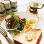 トーストにクリームチーズのせが好きすぎて💦止まらない🍞食欲が止まらないので、緑でサラナも欠かさず飲んでますっヽ(*&acute;&forall;｀)ノサラナは、コレステロールを下げてくれる効果があるよ♡♡&hellip;のInstagram画像
