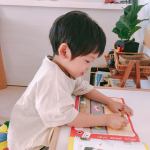 .学研の幼児ワーク「おすしドリル」をお試しさせていただきました🍣.息子はくもんの数字とひらがなと工作をやっているのですが、こちらはその3つが1冊にまとまったような感じです。1冊で色&hellip;のInstagram画像