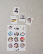 ☀︎お気に入りの写真をシールに可愛すぎて壁に張ってかざってる丸のシールは小さい頃シリーズの思い出たまらん#seel #seelでシール #オリジナルグッズ #写真シール #&hellip;のInstagram画像