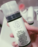 今回紹介するのは、ブラックモイストソープです🙌🏻🤎 これはヒト幹細胞がはいっていて、スティック状になっているから濡らした顔に片手でぬりぬりするだけの洗顔👼🏻！！ 簡単で、流した後はさっぱりした☺&hellip;のInstagram画像