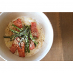 SSK 北海道産じゃがいもの冷たいスープを使った、クリームうどん。多めのバターとにんにくでベーコンとアスパラを炒めて、スープとうどんにかけるだけ🙌🏻粉チーズと胡椒をたっぷり振るのがポイント&hellip;のInstagram画像