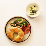 Today's Brunch・お家でしっかり食べる日々。この頃ちょっぴりパンモード。グルテン摂りすぎると、身体は重くなるので控えたいところだけど...PASCOの｢オリーブフラ&hellip;のInstagram画像