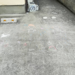 楽しい落書き、雨ですぐ落ちるよ✌️#ジャンボチョーク #おうち時間 #うちで過ごそう #monipla #dreamblossom_fan #ドリームブロッサムファンサイト参加中のInstagram画像