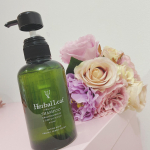 ..ハーバルリーフワンランク上のオーガニックシャンプーです◎フランスの国際有機認定機関エコサート認証のアルガンオイルや天然由来成分100%で32種類の植&hellip;のInstagram画像