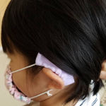布マスクや使い捨てマスクをつける事が普通になってきたのですが&hellip;どうしても、耳が痛くなってマスクを外してしまうので、ミシンは使わず、この水に強い布用両面テープを使って少しでも痛みを軽減できるように一&hellip;のInstagram画像