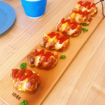 今日のランチ🥐娘と一緒に作りました。お気に入りのお皿でお家カフェっぽくしてみたよ。手作りウインナーパン野菜いっぱいコンソメスープサラダステック&デザート＊＊＊#ラン&hellip;のInstagram画像