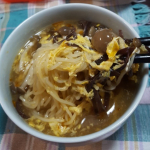 酸辣湯を作る　#monmarche #野菜をMOTTO #野菜をもっと #スープ #レンジ #カップスープ #モンマルシェ #簡単 #野菜 #時短 #備蓄 #子ども #常温保存 #手軽 #巣ごもり消費&hellip;のInstagram画像
