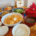 友達が来てくれたので昼ごはんたくさんつくりました。麻婆豆腐、小松菜炒め、トマトとたまご炒め、豚肉と玉ねぎオイスターソース炒め。炒めばっかりやな。ご飯おかわりしていっぱい食べてくれました。&hellip;のInstagram画像