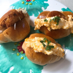 最近#パン作り　してます🍞毎朝の食パン🍞はHBにお任せ〜ロールパンにハマって何回か作ってるけど型ぶさいく🤪味は美味しいよ❤︎パセリは#家庭菜園プランター の.大葉の横からかなり育ってま&hellip;のInstagram画像