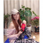 👙燃えるダイエットでメリハリ美ボディー👙..お家生活が長いとついつい食べすぎちゃうよね💦でも太りたく無いから、毎日ちょっとでも運動するようにしてるの💪ダンベル使ってダンスしてみ&hellip;のInstagram画像