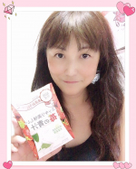 美味しく続ける健康習慣❣️.ということで、こちらのパッケージも可愛い青汁を飲んでみました💖.いちごの王様である&ldquo;あまおう&rdquo;の果汁パウダーを使用してるの🍓.おすすめポ&hellip;のInstagram画像