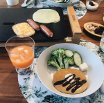パンケーキがどうしても食べたい朝。﻿﻿﻿オレンジジュースがすきではないので﻿人参ジュース♡﻿﻿﻿お決まりのモリンガ入りパンケーキ。﻿﻿﻿チーズ乗せハッシュブラウ&hellip;のInstagram画像