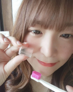 この歯ブラシ可愛いでしょーぉ&hearts;️可愛いだけでなく使い心地もバッチリ😃✌️ブラシが柔らかくて繊細でハミガキ粉の泡立ちが凄くよくなって持つ部分も持ちやすいデザインになってます🎵ブラシのカラーの&hellip;のInstagram画像