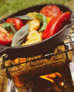 今日は久しぶりのソロキャンプ✨っても庭だけど🎵笑キャンプ飯のお供にはお気に入りのプロロムヴォーダ。抑石温泉ミネラルウォーターです☺️今日のキャンプ飯は、ガーリックシュリンプとパエリア&hearts;️&hellip;のInstagram画像