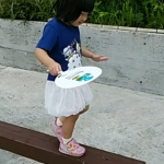 96cm 標準体型の3歳児にニッセンの #メッセージTシャツ100cmを着せてみました💡パンツインしようとすると柄が隠れてしまいますが、出したままでも元気に動いてもお腹がチラッとせずちょうど良&hellip;のInstagram画像