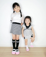 姉妹で可愛い上靴デビュー♡✨✨ヒラキの上履きは子どもの足にとても優しい設計なんです💖0.5㎝きざみのサイズ展開だからジャストサイズが見つかります(*^^*)しかもプチプラだから&hellip;のInstagram画像