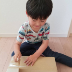素敵な商品が届きました✨ドリームブロッサムさんの知育おもちゃ『モーフィー』カラフルでかわいい！*.とりあえず、届いた荷物は開けちゃう息子ちゃん。開けてビックリ！自分が使えるおもちゃ&hellip;のInstagram画像