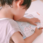 .4歳児のスポンジ脳はとどまることを知らない🧐.読んだり、書いたり、覚えたり、作り上げたり何かを得ようとする力がすごい👏🏻..おすしドリルに引き続き、なつのおけいこをお試し&hellip;のInstagram画像