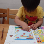学研の夏のおけいこを始めてみたよ🎵切ったり、貼ったり、なぞったり、書いたり、塗ったりとても幅広い内容なのでセットが飽きずに楽しくて学べます。お兄ちゃんが横で手伝ってくれているけれど、お&hellip;のInstagram画像