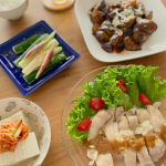 最近ハマって作ってる蒸し鶏。ちょっと前からなんとなく家族みんなでダイエットしてるの。多分ダイエットしてるって言いたいの。昨日ケンタッキー食べたけど、アイスも食べたけど、一応気持ちが&hellip;のInstagram画像