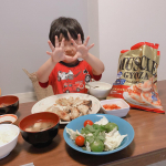 マッスル餃子❤️ またまたモニターをさせていただきました！何度食べても美味しくてヘルシー。今回は息子の分は羽つきにせず息子にも焼いたりお皿に入れたりしてもらいました✨1袋40個も入っている&hellip;のInstagram画像