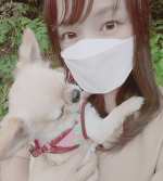 不織布フィルター入り３層構造で安心マスク😷&hearts;️耳ひもが調整できるので耳が痛くなく緩すぎずいい感じで更にワイヤー入りなのでしっかりフィットしてくれます(*⌒&nabla;⌒*)生地がめっちゃ柔らかいからマス&hellip;のInstagram画像