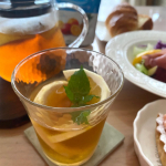 水出しアイスティー💖ケーキとデニッシュとサラダの朝食。朝からカロリー多め、でもテンション上がる♪#日東紅茶 #水出しアイスティー #紅茶 #無限アイスティー #トロピカルフルーツ #mon&hellip;のInstagram画像