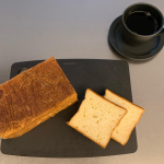 冷凍便でやってきた✈️.八天堂のとろける食パン🍞.プレーン＆チョコレート🍫.レンチン15秒で焼き立てみたいにフカフカになったよ〜💕.バターの香りが十分広がるから、何も塗&hellip;のInstagram画像
