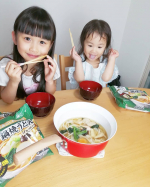 鍋焼うどんをお試しさせていただきました♡✨**スープも一緒に固まっているから鍋に入れて7分火にかけるだけで完成です💖超簡単なのに激ウマでびっくり😲💖実は冷凍うどん初めて食べたの&hellip;のInstagram画像