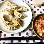 実はちょいちょい食べてて、もう残りが少ないマッスル餃子😊仕事疲れてても冷凍庫から取り出してフライパンで焼くだけだから凄いありがたい👍味も美味しい✨常に常備してある手作りのネギだれと一緒&hellip;のInstagram画像