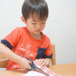 学研の幼児ワーク【夏のおけいこ】今日は切って貼ってをやってみました。 はさみもだいぶ上手くなってきて手伝いなしで出来るようになりました🎵いちごをのせて美味しそうなケーキの出来上がり&hellip;のInstagram画像