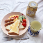 .﻿✴︎┈┈┈┈┈┈┈┈┈┈┈┈┈┈┈✴︎﻿﻿今日の朝ごはん🍴😋﻿﻿蜂蜜たーっぷりのトースト🍯💕﻿幸せな光景です🥺❤️﻿﻿あ、ちなみにね？﻿飲み物はグリーンスムージ&hellip;のInstagram画像