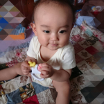 9ヶ月！あと１週間で10ヶ月！早い！！！つかまり立ちしてつたい歩きも上手になった！！おもちゃの好みがコロコロ変わる(笑)これもあれも遊ぶから散らかってる(笑)パンツタイプのオム&hellip;のInstagram画像