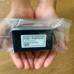 麻布十番の手作り石鹸専門店アンティアン様より洗顔石鹸漆黒をいただきました🥰竹炭配合で毛穴の黒ずみもしつこい日焼け止めも一発洗浄とのこと🙆&zwj;♀️毛穴が気になるので毎日使って改善していけば嬉しいな&hellip;のInstagram画像