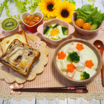 こんばんは♡ちょっと前の晩ごはん◡̈*.。.♡クリームシチュー♡とろける食パン♡小松菜と卵のココット♡ポークビーンズ♡サラダ♡グリーンキウイ.この日はシチュー(&hellip;のInstagram画像