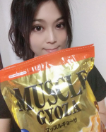 💪💪💪.自粛中にぷくぷく太ったので最近宅トレを始めました☺️.今日は腹筋ローラーをしたよ😆.トレーニング中気になるのは食事と栄養バランス🤔💦美味しいもの食べたい私は&hellip;のInstagram画像