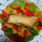 ごとの「五島の鯛で出汁をとったなんにでもあうカレー」で、ヒラメのポワレ乗せごちそうカレーを作りました〜ヒラメを軽く塩コショウして小麦粉をはたき、オリーブオイルを熱したフライパンにバターを入れて&hellip;のInstagram画像