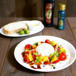 モニターで頂いた @soramitu.jp 様の﻿﻿『そらみつ　モデナ産 バルサミコ酢』﻿﻿『そらみつ　海のオリーバ』﻿﻿を使って、カプレーゼとフランスパンにしました🍅🌿🥖﻿&hellip;のInstagram画像