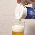 ビールでジメジメ気分吹き飛ばし作戦！宅飲みでもきめ細かい泡のビールじゃなきゃイヤってことで、缶に着けられるビアサーバーで注いでみた。パチンとはめて液を注いで後半ボタン押して泡をトッピング、すごく簡&hellip;のInstagram画像