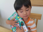 自分用の荷物が届くと大喜びで開封する息子ちゃん。「待ってたよ！」と抱きしめてから更に開封。開けたらピッチリビニールで包まれていて、こちらは開けれなかったのでお父さんにヘルプ。ちょうど父の日&hellip;のInstagram画像