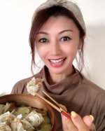 こんにちは😃.今日のお昼は楽チンおかず‼️マルハニチロの五目シュウマイ〜香りと旨み〜.平野レミさん監修だから美味しいの間違いない👍しかも冷凍でレンジでチン‼️するだけの&hellip;のInstagram画像