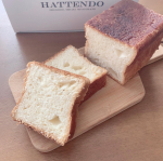 八天堂のとろける食パン✨生地にマーガリンや発酵バターを幾重にも折り込み、手間ひまをかけて作り上げた贅沢な食パンです。朝食にもぴったり✨そのまま食べればバターが香るふんわり食パン。トース&hellip;のInstagram画像