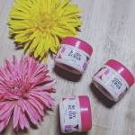 株式会社マンダム様よりマンダムチアコボディスクラブフローラルシャボンお試しさせていただきました✨大小さまざまなスクラブ粒が3種類入っています✨硬めのペーストですが、お風呂で&hellip;のInstagram画像