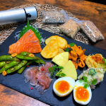 .@gh_beer 様よりフードスモーカーをご提供頂き、お家で燻製祭りしました👯&zwj;♀️💓.今まではボウル重ねて間に網敷いて直火でやってた&hellip;🤣笑これめっちゃちっちゃいし電池で動くからキャ&hellip;のInstagram画像