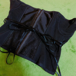 ワンシェイプ様の快適くびれメイクソフトコルセットをモニターさせていただいています♡前のホックを留めて後ろの紐を引っ張り前で紐をくくるタイプのコルセットです。今までいろん&hellip;のInstagram画像