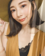 髪の毛を地毛と同じくらいの黒にして耳周りのだけさり気なくインナーカラーをいれました🖤﻿メイクはオレンジ系で🍊﻿夏らしくキラキラに✨﻿2枚目にタグ付しました！﻿﻿下地はプラスキレイの&hellip;のInstagram画像